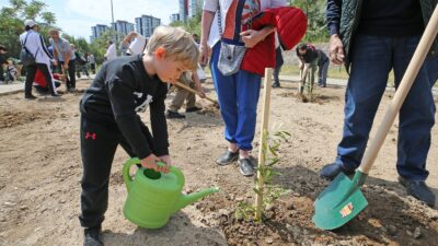 Karşıyaka Belediyesi’nin hayata geçirdiği yapı kullanma izinlerinde fidan bağışı kabul