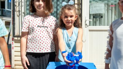 Karşıyaka Belediyesi’nin yeniden başlattığı “Mavi Kapak” projesinde toplama kutularının ilki