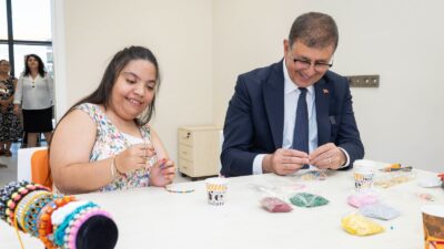 İzmir Büyükşehir Belediyesi, engelli yurttaşlara ve ailelerine yönelik çalışmaların yürütüldüğü