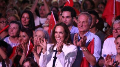 Karşıyaka Belediyesi'nin 30 Ağustos Zafer Bayramı kutlamaları, muhteşem bir fener