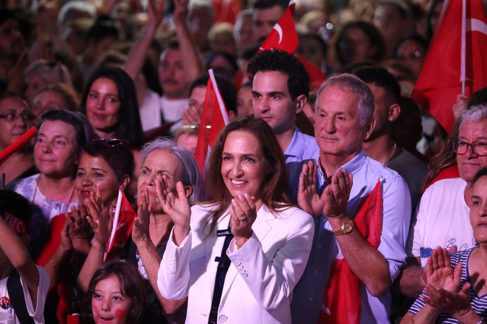 Karşıyaka Belediyesi'nin 30 Ağustos Zafer Bayramı kutlamaları, muhteşem bir fener