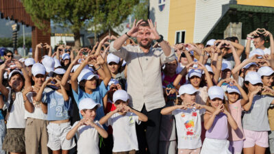 Buca Belediye Başkanı Görkem Duman, ilçenin dezavantajlı mahallelerinde yaşayan çocuklara