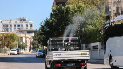 Halk sağlığı için çalışmalarını aralıksız sürdüren Buca Belediyesi, sahadaki ilaçlama