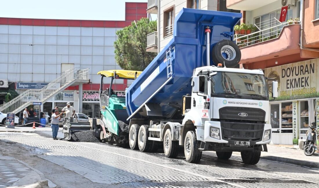 Manisa Büyükşehir Belediyesi, il genelinde yürüttüğü yol yapım çalışmalarını aralıksız