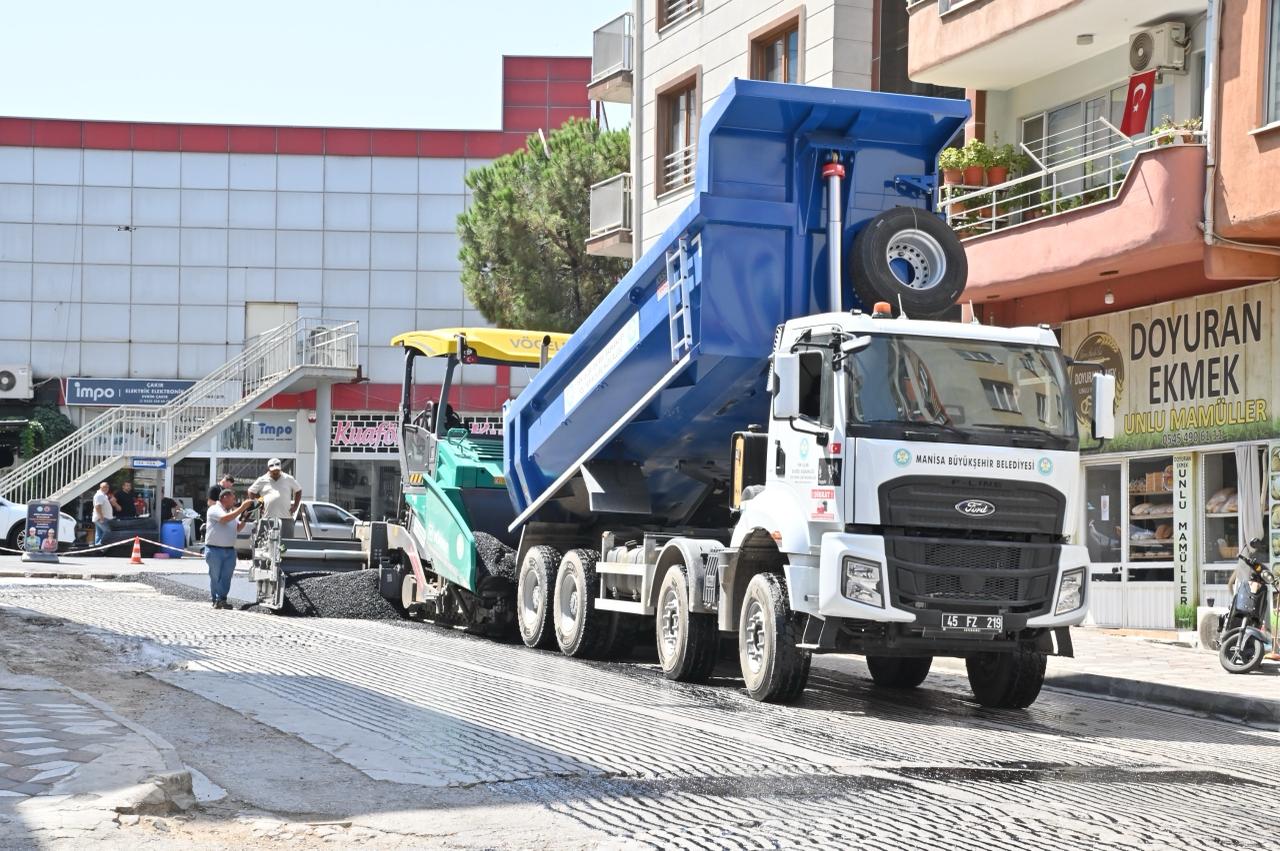 Manisa Büyükşehir Belediyesi, il genelinde yürüttüğü yol yapım çalışmalarını aralıksız