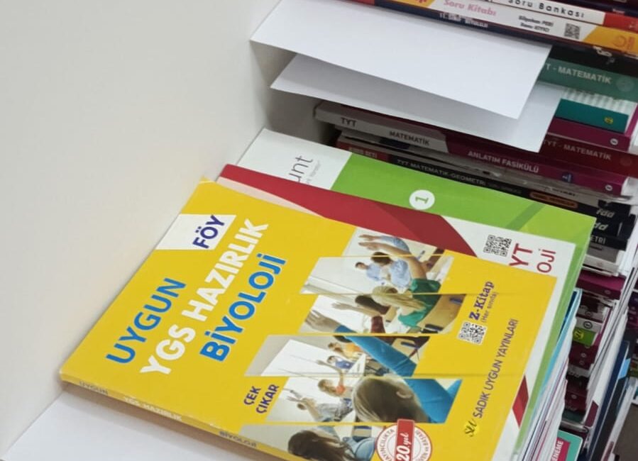 CHP Menderes İlçe Başkanlığı, gençler için kitap kampanyası başlattı. Ersin