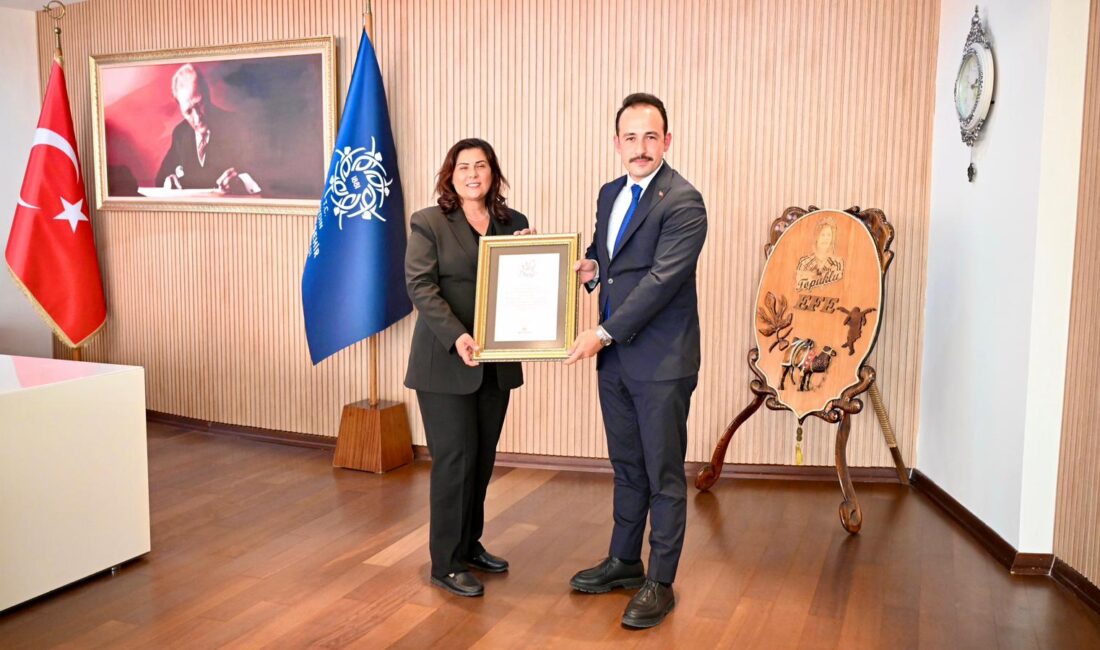BAŞKAN ÇERÇİOĞLU’NA VAKIFLAR BÖLGE MÜDÜRÜ VURAL’DAN ZİYARET Aydın Büyükşehir Belediye Başkanı Özlem Çerçioğlu’na Aydın Vakıflar Bölge Müdürü