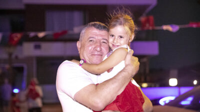 Güzelbahçe Belediyesi'nin düzenlediği fener alayıyla 30 Ağustos Zafer Bayramı coşkuyla