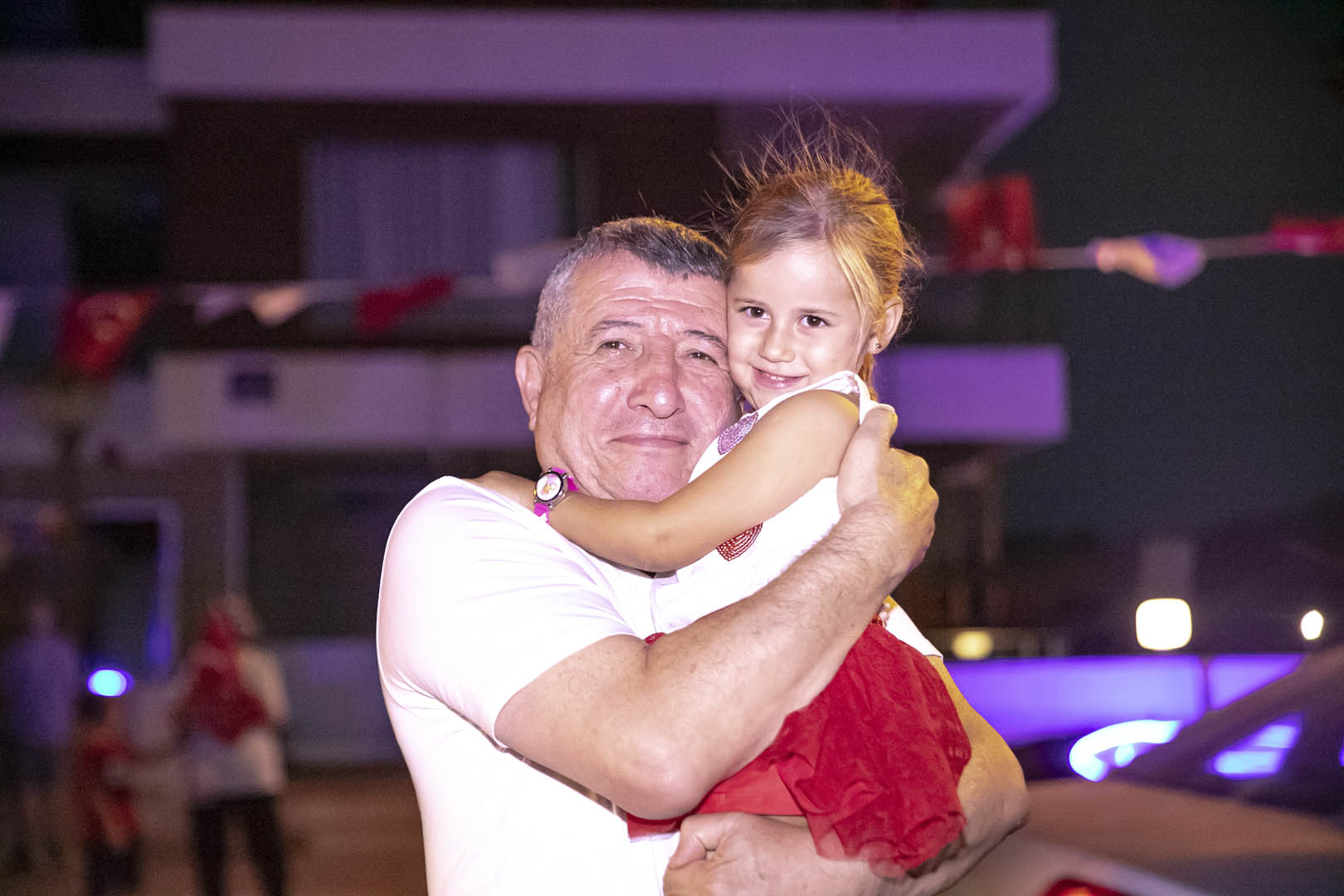 Güzelbahçe Belediyesi'nin düzenlediği fener alayıyla 30 Ağustos Zafer Bayramı coşkuyla