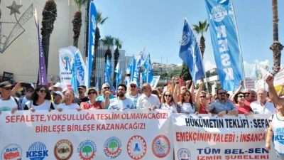 İzmir’de kamu emekçileri hükümetin zam teklifine tepki olarak iş bıraktı.