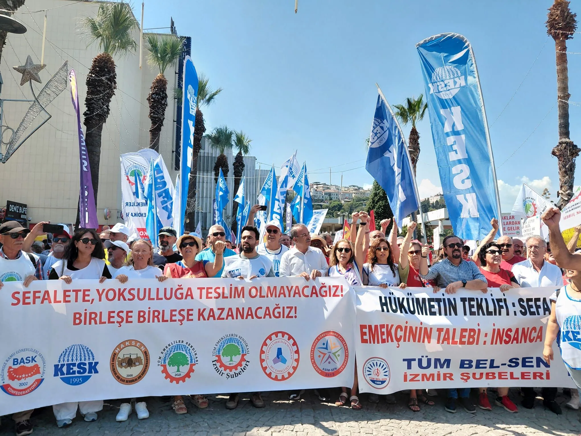 İzmir’de kamu emekçileri hükümetin zam teklifine tepki olarak iş bıraktı.