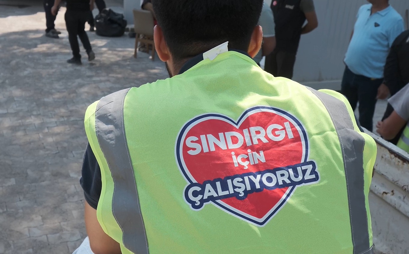 İzmir Büyükşehir Belediyesi ekipleri, Balıkesir’de meydana gelen depremde mağduriyet yaşayan