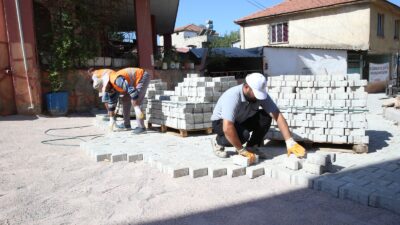 Çiğli Belediyesi, mahallelerde yol, temizlik ve parke taşı döşeme çalışmalarına