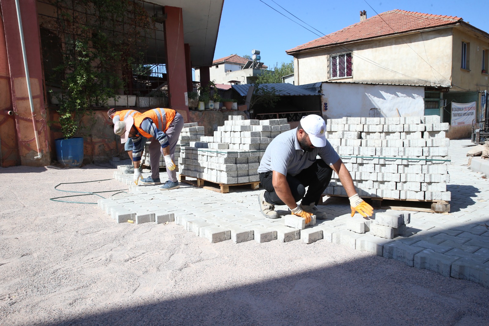 Çiğli Belediyesi, mahallelerde yol, temizlik ve parke taşı döşeme çalışmalarına
