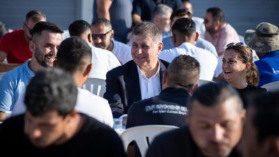 İzmir Büyükşehir Belediye Başkanı Dr. Cemil Tugay, cuma günü sabahın