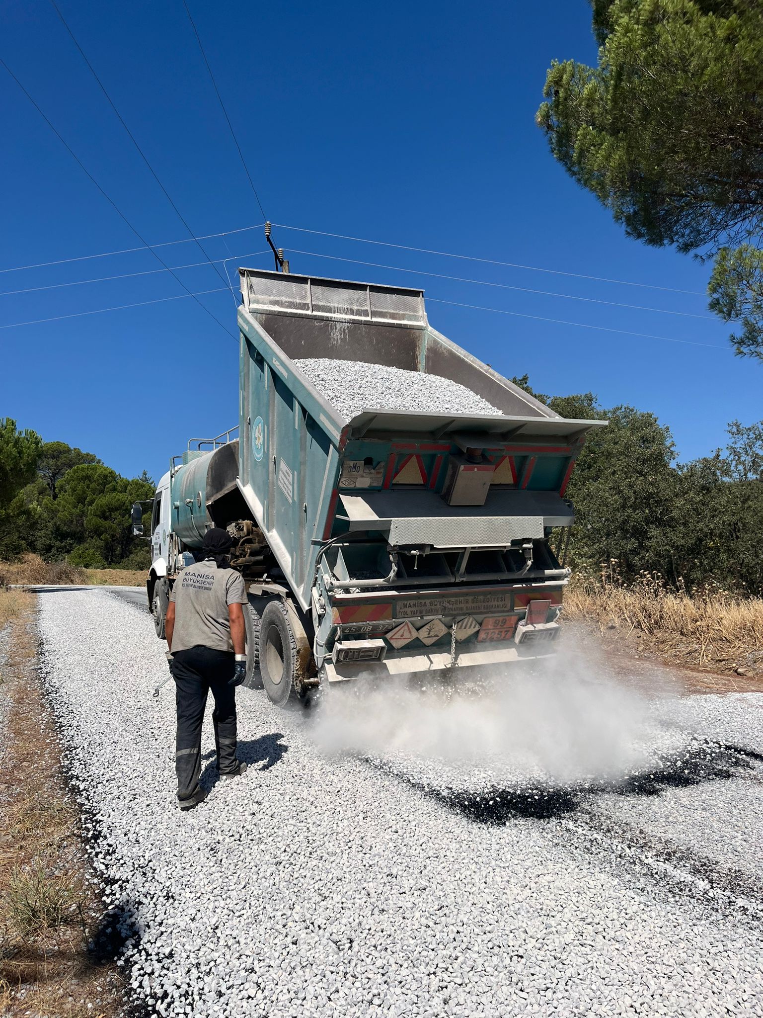 Manisa Büyükşehir Belediyesi, il genelinde yürüttüğü asfalt çalışmaları ile vatandaşların