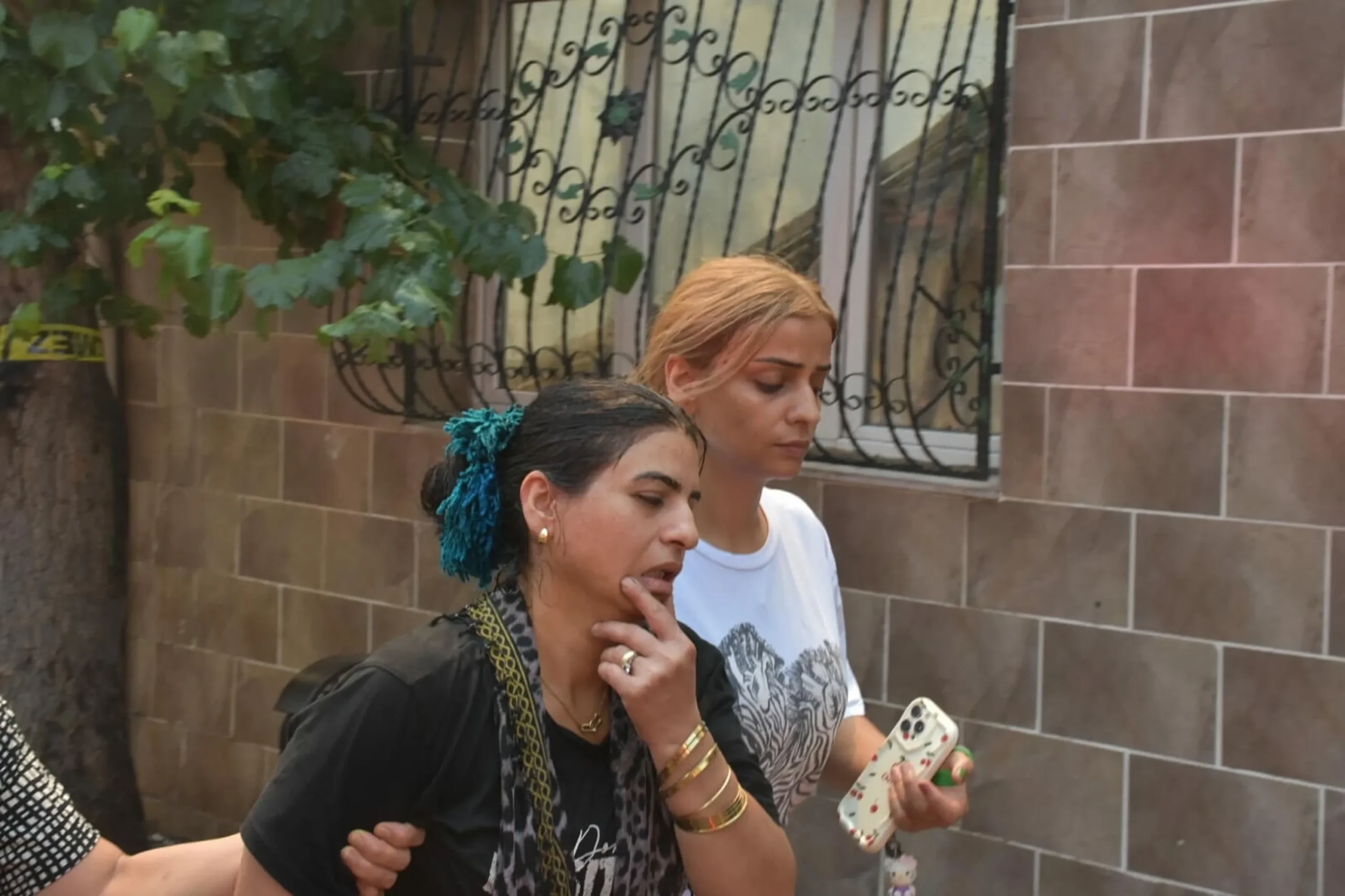 İzmir'de bir hurda deposunda elektrik sayacından çıkan yangın, bitişikteki 4