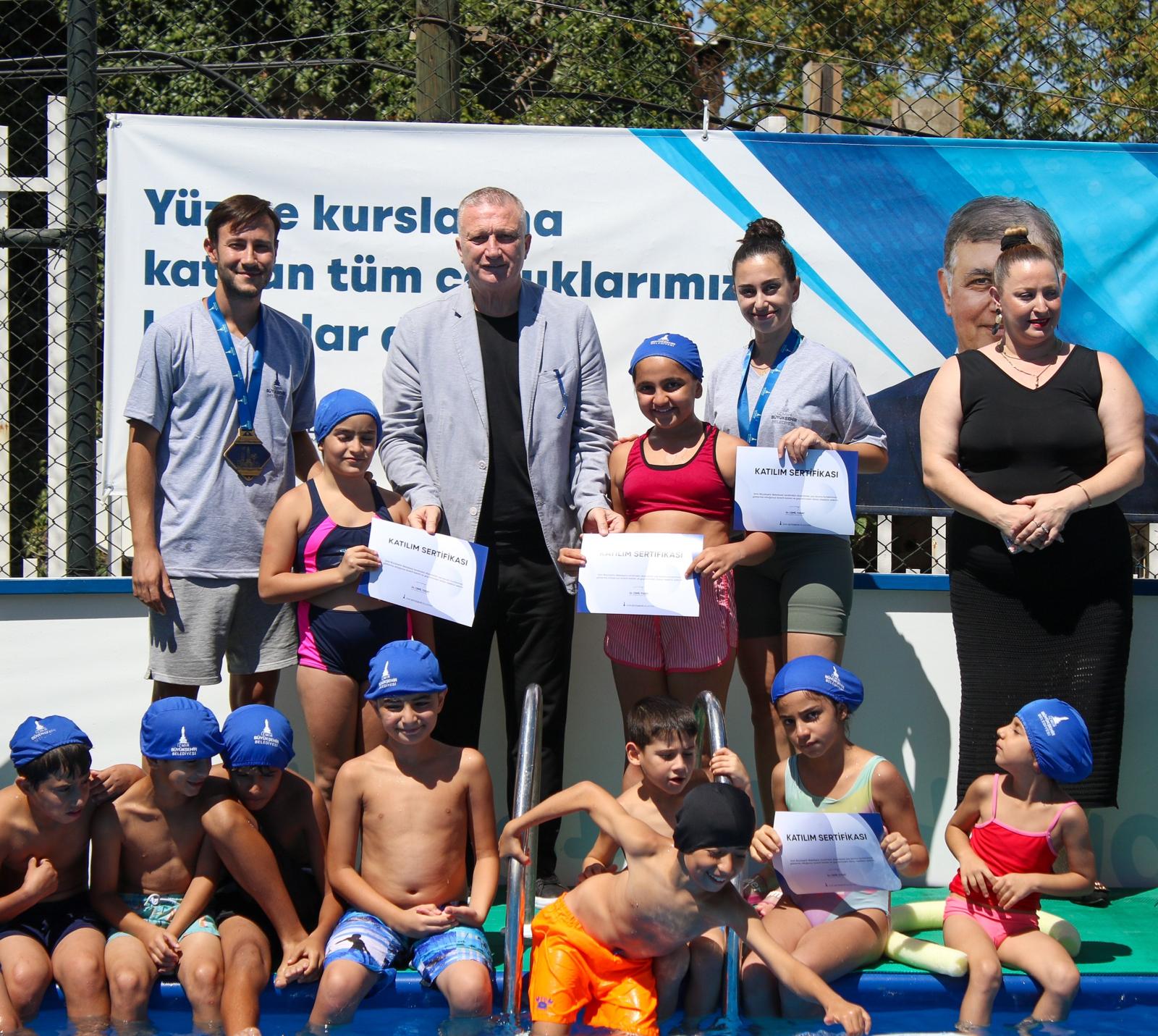 İzmir Büyükşehir Belediyesi'nin yaz spor okulları ve portatif havuzlarından yararlanan