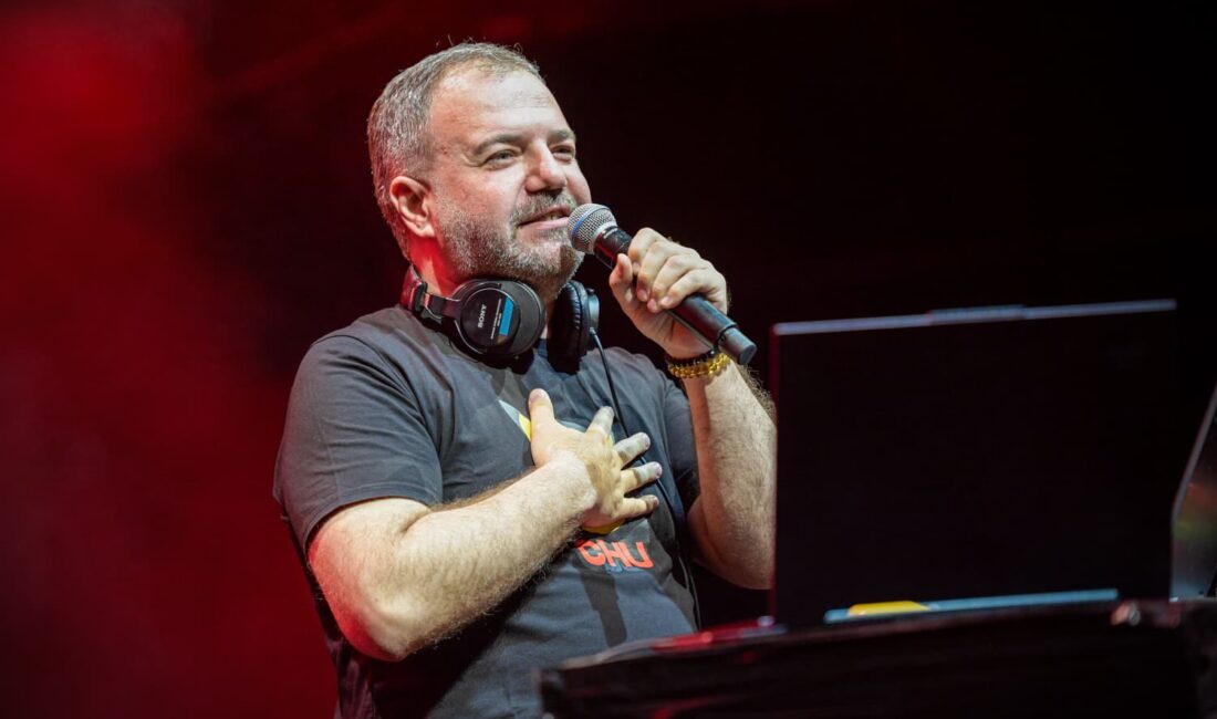 İzmir Enternasyonal Fuarı (İEF) Çim Konserleri'nde sahne alan Nihat Sırdar,