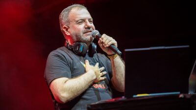 İzmir Enternasyonal Fuarı (İEF) Çim Konserleri'nde sahne alan Nihat Sırdar,