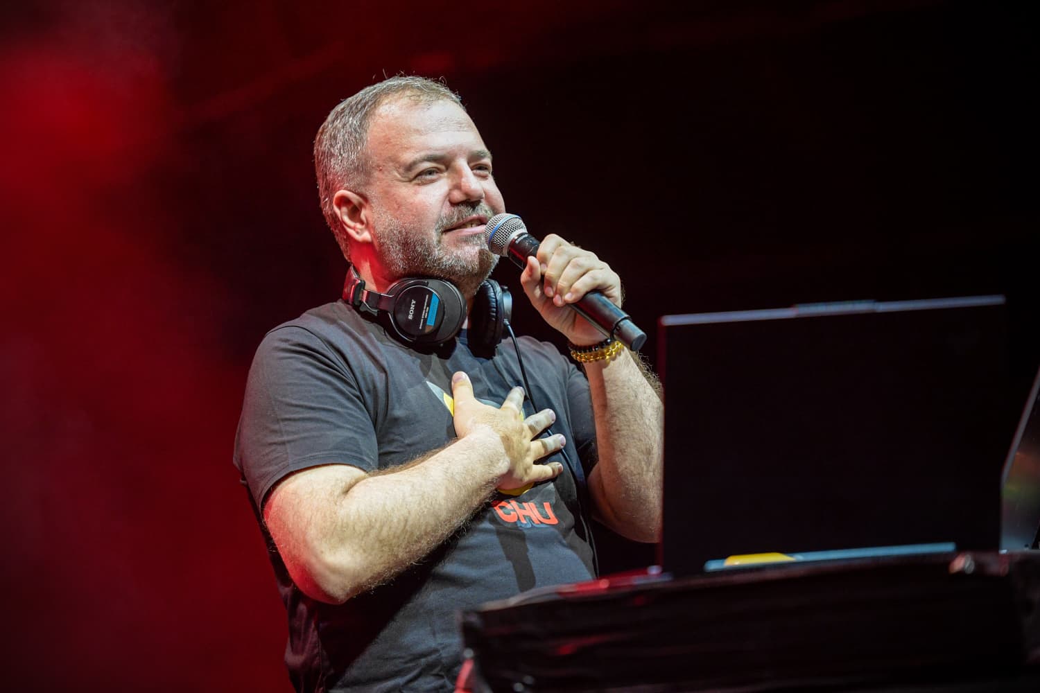 İzmir Enternasyonal Fuarı (İEF) Çim Konserleri'nde sahne alan Nihat Sırdar,