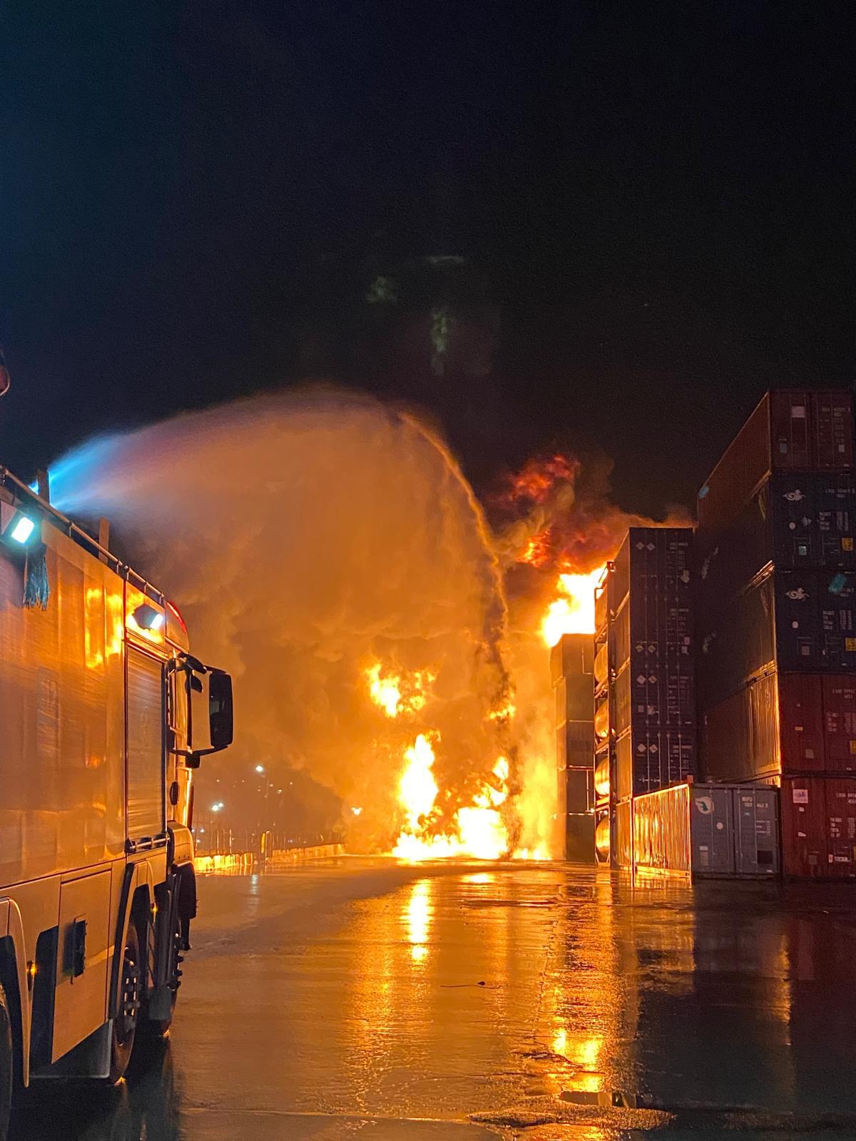İzmir'in Aliağa ilçesindeki Nemport Limanı'nda çıkan yangın, İzmir İtfaiyesi'nin hızlı