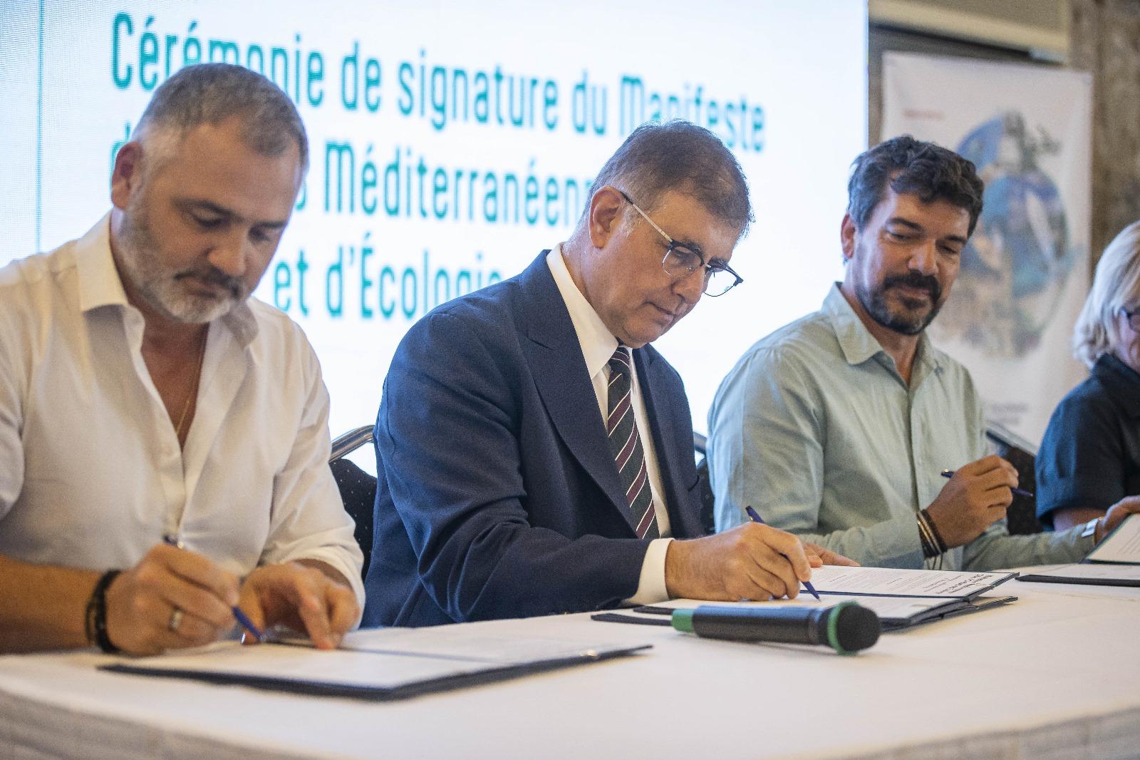 İzmir'de düzenlenen "Sürdürülebilir Bir Akdeniz İçin" sempozyumunda, Akdeniz Kültür ve