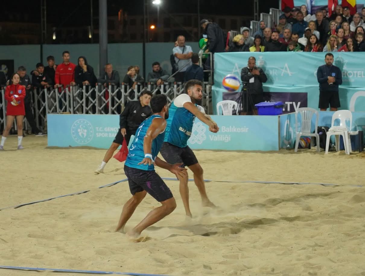 Plaj Voleybolu Erkek Milli Takımı, Ayvalık Sarımsaklı Plajı’nda düzenlenen VW