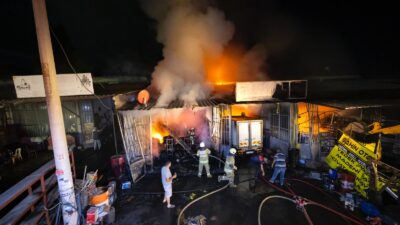 İzmir’in Kemalpaşa ilçesindeki Bağyurdu Sanayi Sitesi’nde çıkan yangın, İzmir Büyükşehir