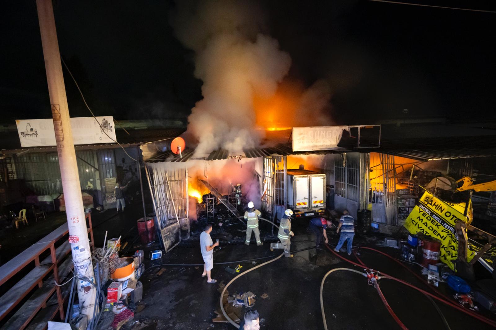 İzmir’in Kemalpaşa ilçesindeki Bağyurdu Sanayi Sitesi’nde çıkan yangın, İzmir Büyükşehir