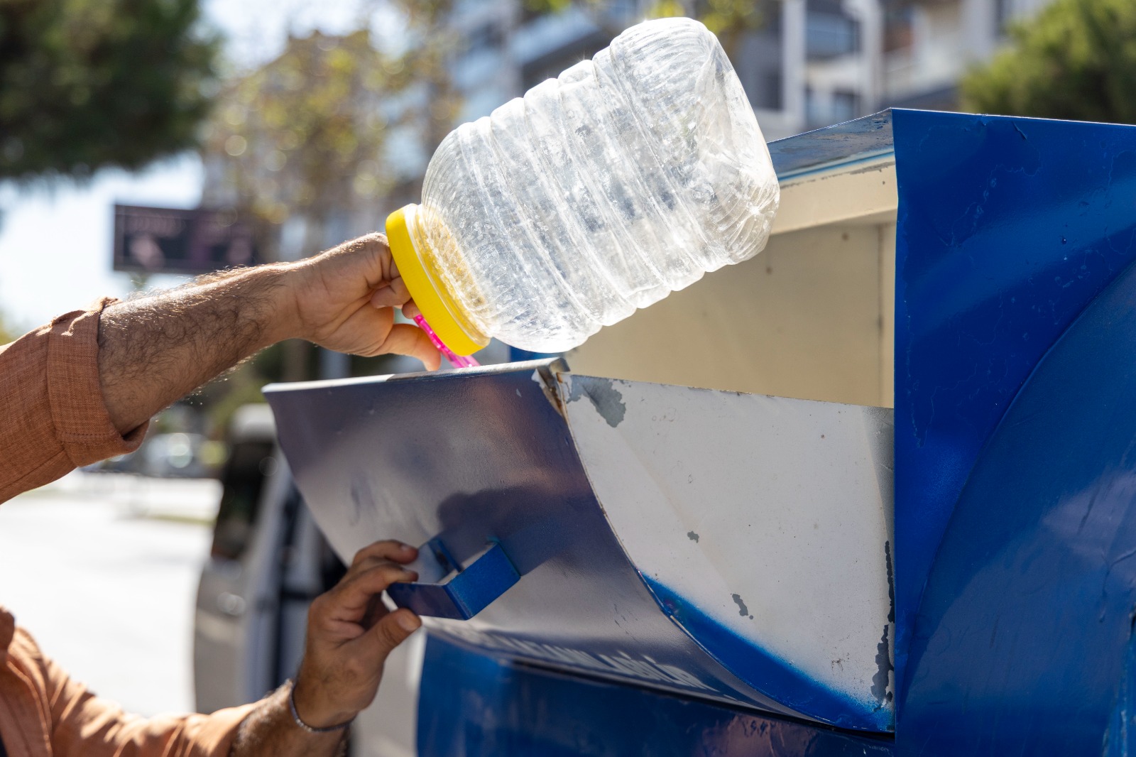 Karşıyaka Belediyesi, geri dönüşüm altyapısını güçlendirmek amacıyla ilçe genelinde 100
