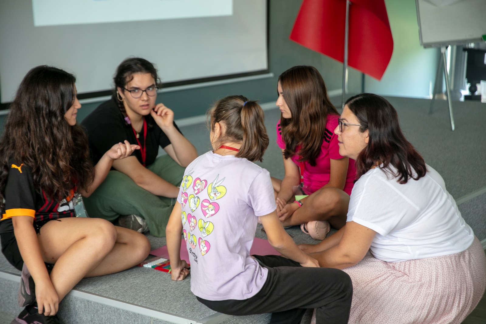 Güzelbahçe Belediyesi ve İzmir Büyükşehir Belediyesi işbirliğiyle, Güzelbahçe Kız Futbol