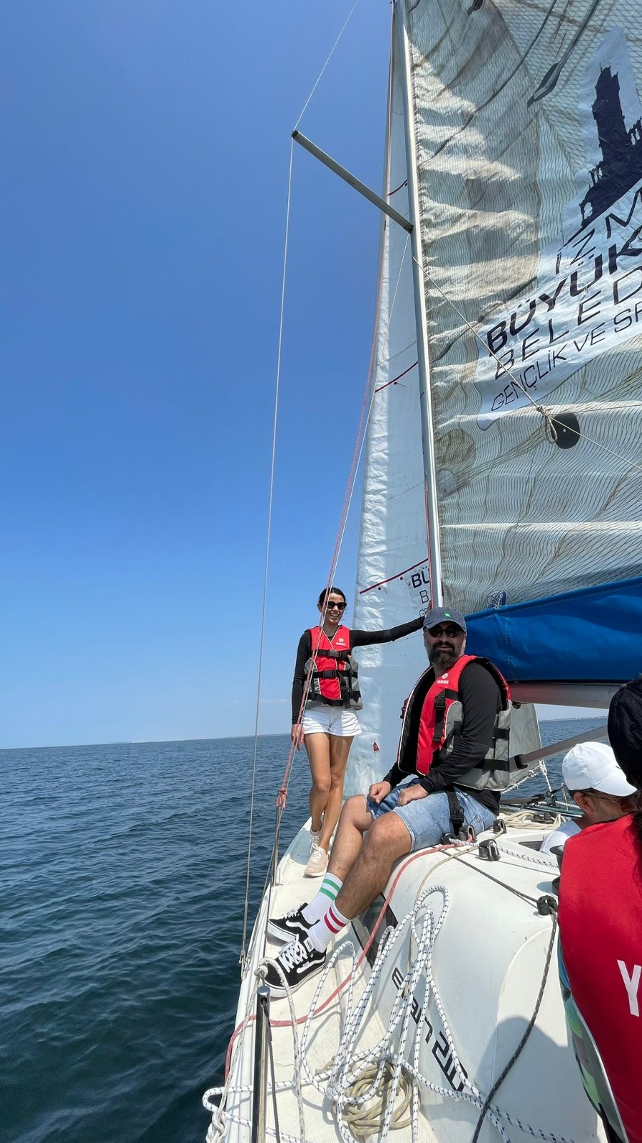 İZDENİZ’in İzmir Marina’da yetişkinlere yönelik düzenlediği yelken eğitimleri devam ediyor.