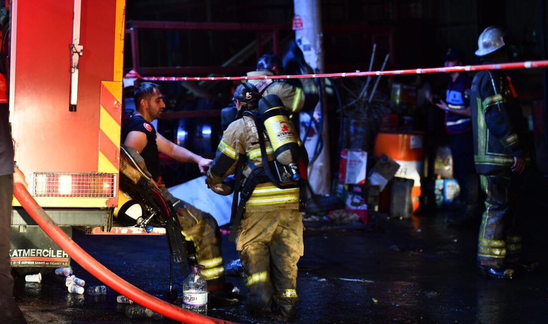 İzmir İtfaiyesi, 2025'in ilk 8 ayında 11.564 yangına müdahale etti.