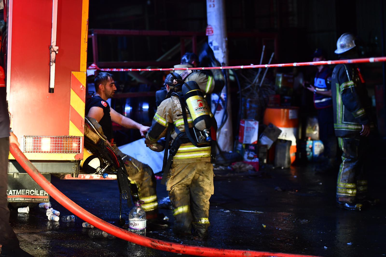 İzmir İtfaiyesi, 2025'in ilk 8 ayında 11.564 yangına müdahale etti.