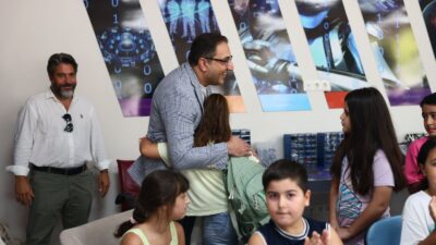 Balçova Belediye Başkanı Onur Yiğit, robotik kodlama kursu öğrencileriyle bir