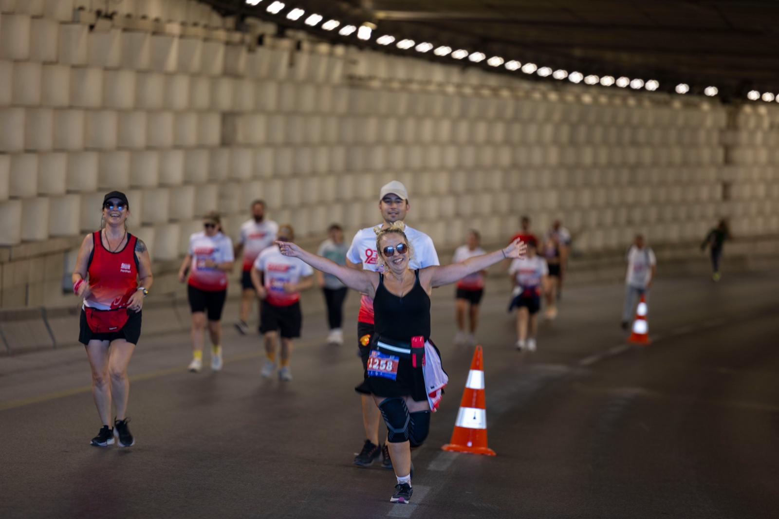 13. Uluslararası 9 Eylül İzmir Yarı Maratonu'nda bin 500'ü aşkın