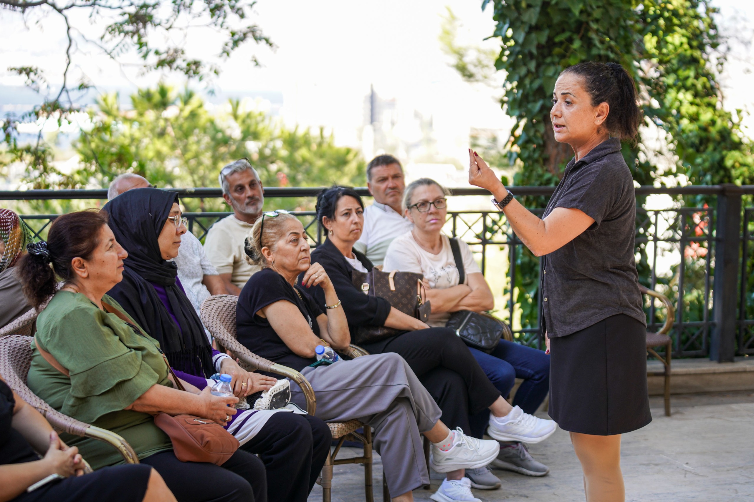 İzmir Büyükşehir Belediyesi, tarihi Şato binasında "Bizim Mahalle Sohbetleri" serisini