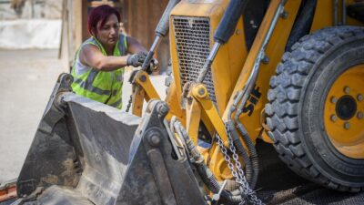 İzmir Büyükşehir Belediyesi’nin 53 yaşındaki kadın çekici operatörü Munise Demirer,