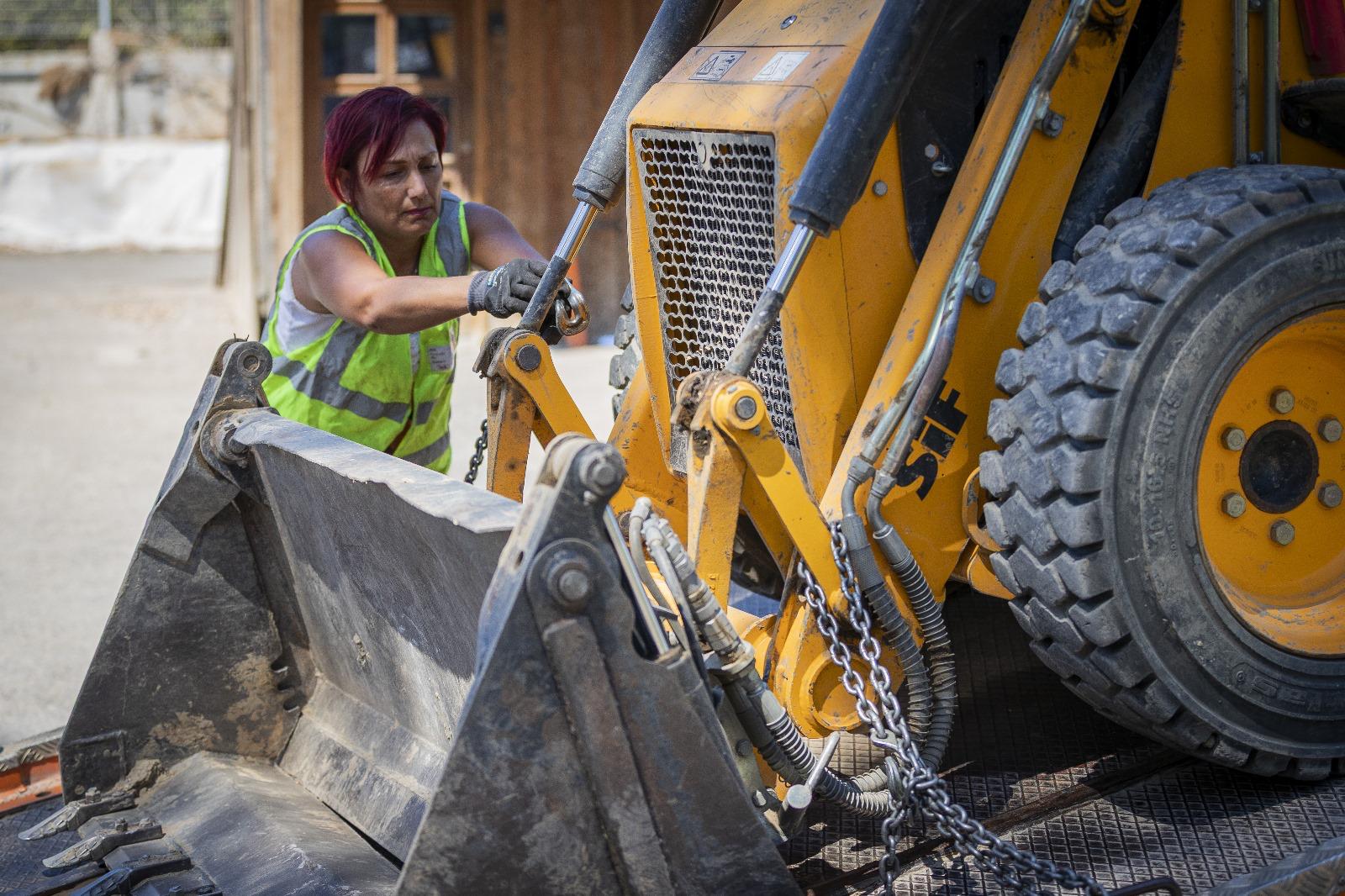 İzmir Büyükşehir Belediyesi’nin 53 yaşındaki kadın çekici operatörü Munise Demirer,