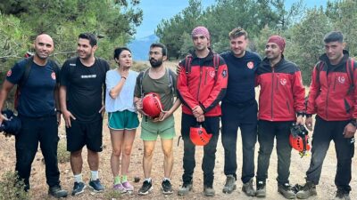 İzmir İtfaiyesi ekipleri, Balçova Terapi Ormanları'ndaki Behzat Tepesi civarında sarp