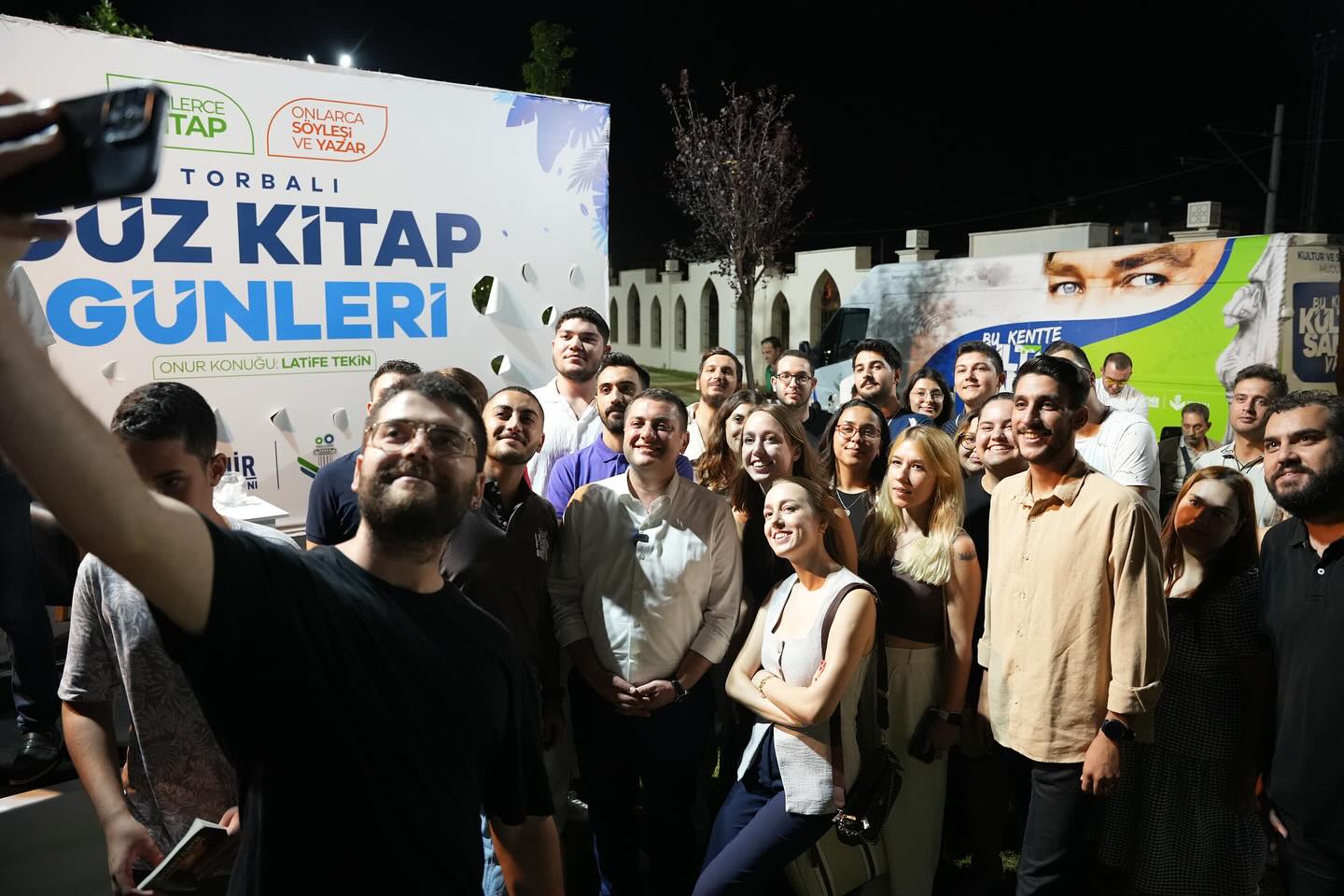 Torbalı Belediye Başkanı Övünç Demir, Ertan Ünver Millet Parkı'nda gençlerle