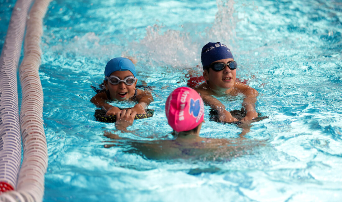 Buca Belediyesi, Sporium Spor Kompleksi'ndeki yüzme kurslarını genişletti. Her yaştan