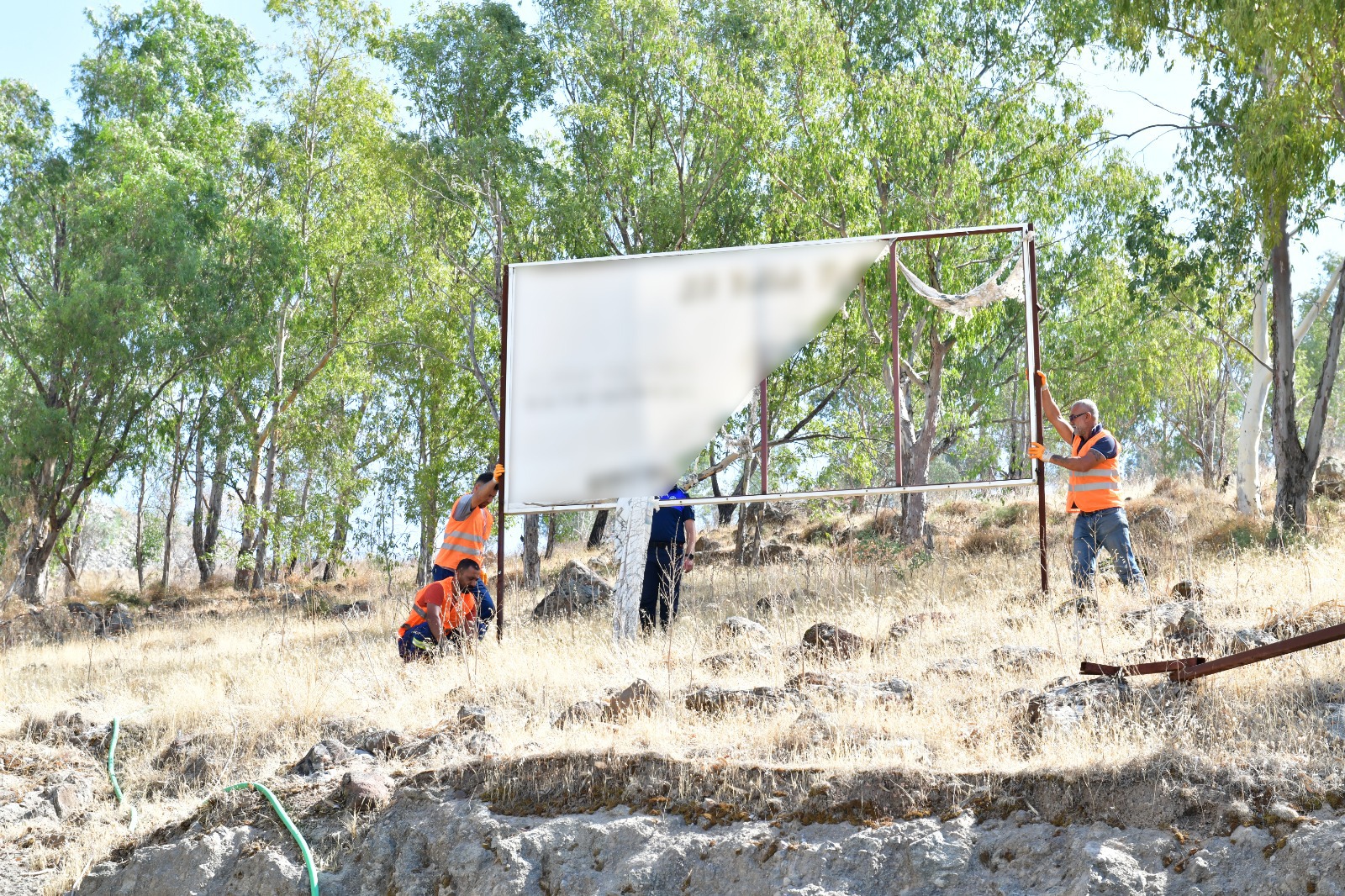 Çiğli Belediyesi, kent estetiğini ve güvenliğini tehdit eden izinsiz tabela