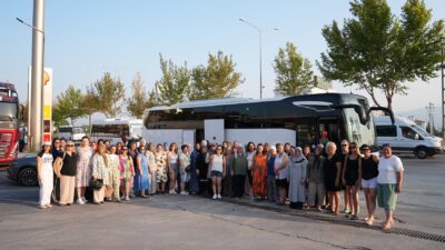 Denizli Büyükşehir Belediyesi’nin "Yüzme Bilmeyen Kalmasın" projesi kapsamında yüzme öğrenen