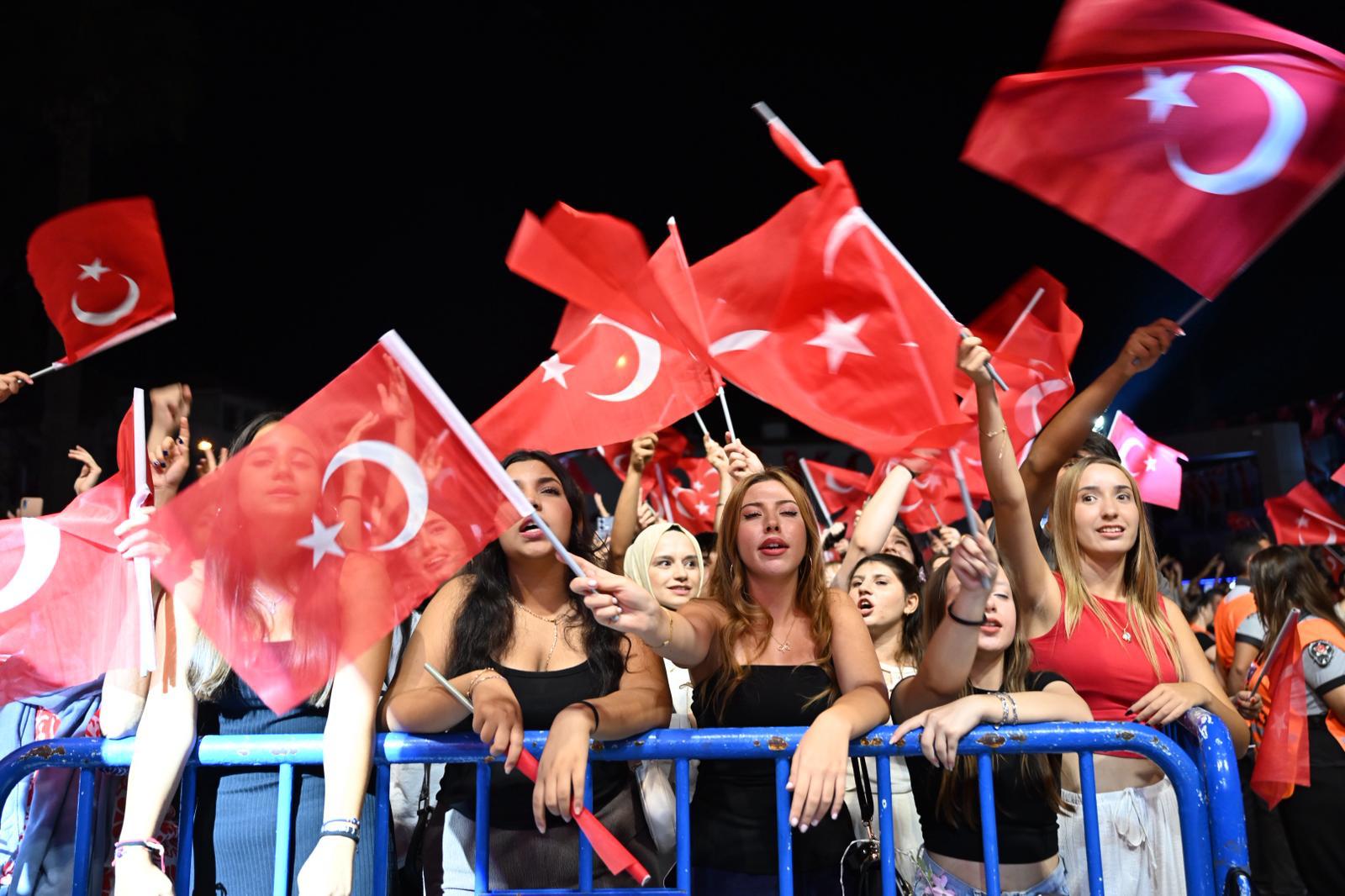 Aydın Büyükşehir Belediyesi'nin Kurtuluş Günü etkinlikleri Söke'de binlerce vatandaşı bir