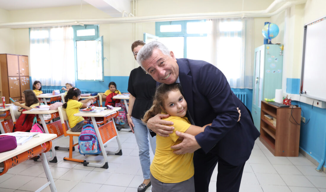 Güzelbahçe Belediyesi, devlet okullarında okuyan ilk ve ortaokul öğrencilerine çanta