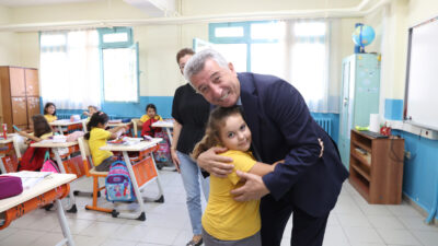 Güzelbahçe Belediyesi, devlet okullarında okuyan ilk ve ortaokul öğrencilerine çanta