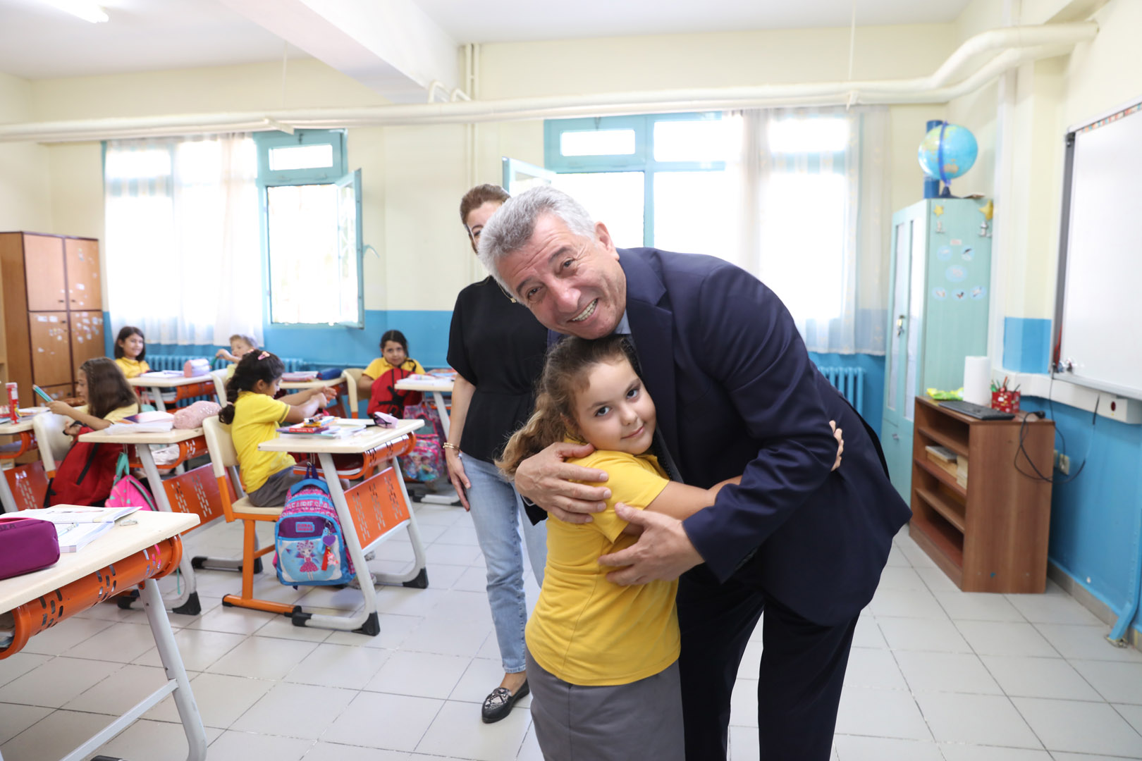 Güzelbahçe Belediyesi, devlet okullarında okuyan ilk ve ortaokul öğrencilerine çanta