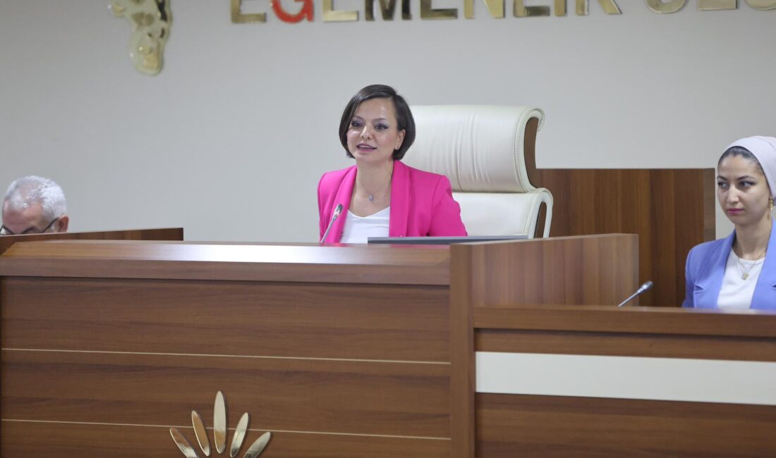 Karabağlar Belediye Meclisi'nin Eylül ayı toplantısında konuşan Başkan Helil Kınay,